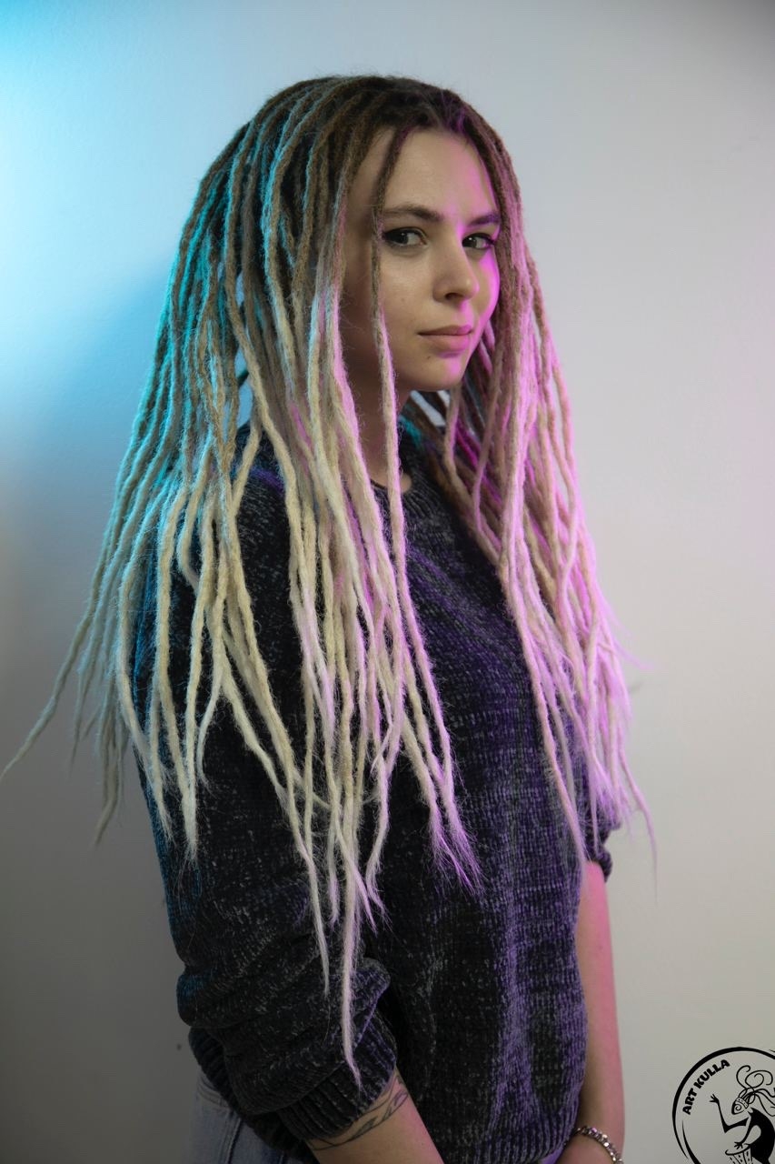 Мягкие dreadlocks для повседневного образа